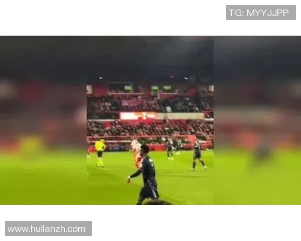 足球巨星赛场上做出鄙视手势引发热议球迷与媒体各方观点激烈交锋