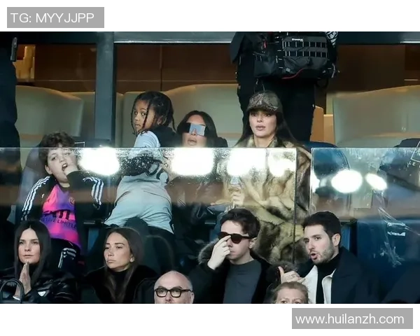 足球球星儿子现身赛场观战引热议 父子情深成焦点