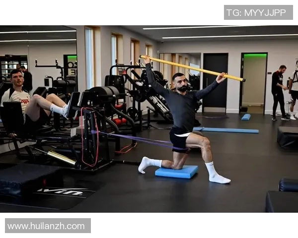 足球球星腹肌揭秘:他们如何通过训练保持完美身材与竞技状态